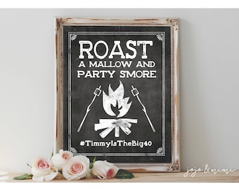 Peut inclure: Une pancarte en ardoise noire avec du texte blanc qui dit "Roast a Mallow and Party S'more" avec un dessin d'un feu de camp et des guimauves sur des bâtons. Le hashtag "#TimmyIsTheBig40" est en bas de la pancarte.