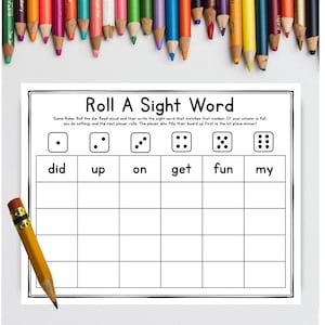 Puede incluir: Un tablero de juego imprimible en blanco y negro con el t&iacute;tulo "Roll A Sight Word". El tablero de juego tiene seis columnas con dados en la parte superior de cada columna. Los dados tienen puntos que representan los n&uacute;meros del 1 al 6. Debajo de cada dado hay una palabra de vista: did, up, on, get, fun y my. El tablero de juego tiene 6 filas de casillas vac&iacute;as.