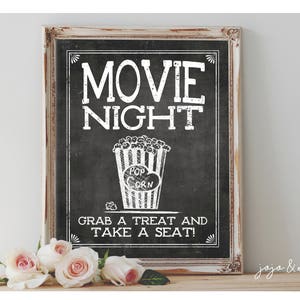 Opciones de tamaño de pizarra para imprimir al instante con el mensaje 'NOCHE DE CINE, toma un capricho y siéntate' para la noche de cine y el cartel de palomitas de maíz
