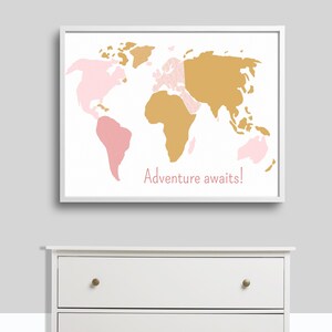 Art mural pour chambre d'enfant, chambre d'enfant sur le thème du voyage, impression d'art petite fille, carte du monde, l'aventure vous attend, rose, or