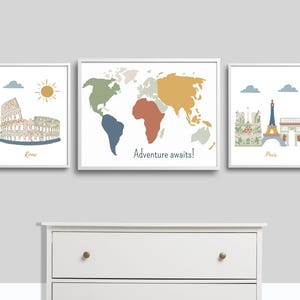 Kunst aan de muur kinderkamer, kinderreisthema, wereldkaart, avontuur wacht, Rome, Parijs, terracotta, blauw, groen, goud, beige