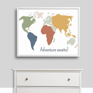 Art mural pour chambre d'enfant, art pour chambre d'enfant sur le thème du voyage, carte du monde, l'aventure vous attend, terre cuite, vert, bleu, beige, or