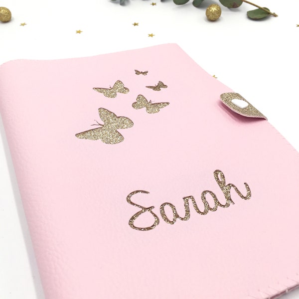 Protège carnet de santé personnalisable en simili cuir rose poudré, motif envolée de papillons, cadeau de naissance bébé fille personnalisé