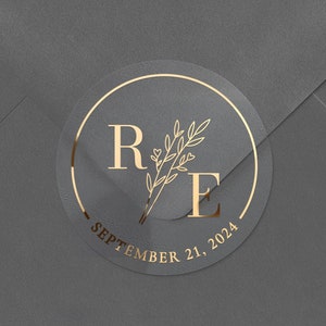 Duidelijke bruiloftsstickers met goudfolieprint, monogrammen en bloementak envelopzegels, aangepaste roségouden bruiloft gunststickerlabels