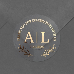 Mariage personnalisé personnalisé Merci d’avoir célébré avec nous Autocollant rond clair avec feuille d’or, monogrammes, botanique, or rose