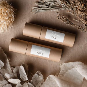 Etiquetas personalizadas para brillo labial. Pegatinas personalizadas para tubos de brillo labial. Etiquetas para bálsamo labial y lápiz labial. Productos cosméticos. Pegatinas transparentes y con detalles dorados. imagen 3