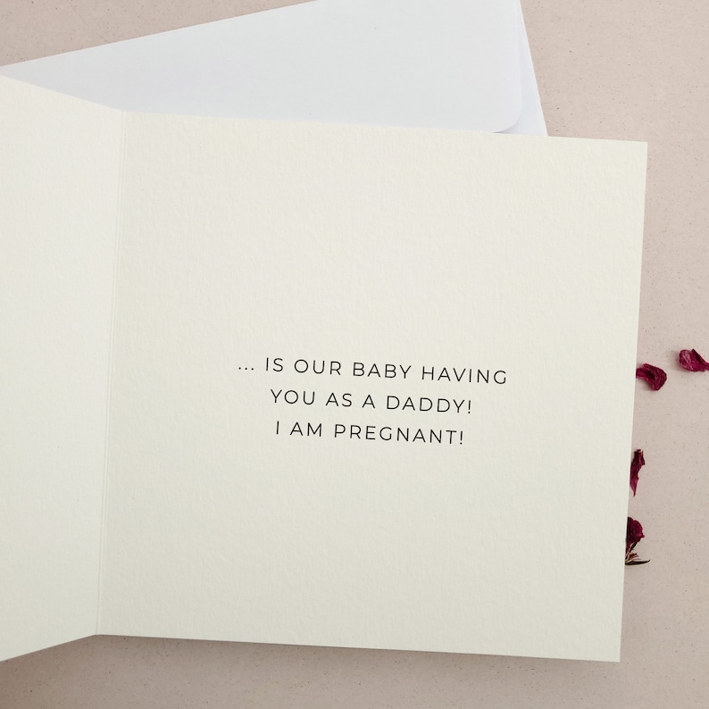 Puede incluir: Una tarjeta blanca con el texto "... is our baby having you as a daddy! I am pregnant!"