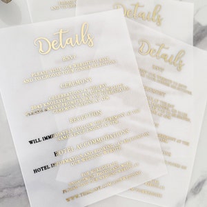 Op de afbeelding: Gouden folie huwelijksdetailkaart met witte achtergrond. De kaart bevat informatie over de ceremonie, receptie en hotelaccommodatie. De tekst luidt "Details", "RSVP", "Ceremonie", "Receptie", "Hotelaccommodatie" en "Bezoek onze website om u aan te melden en uw dinerkeuzes te maken."