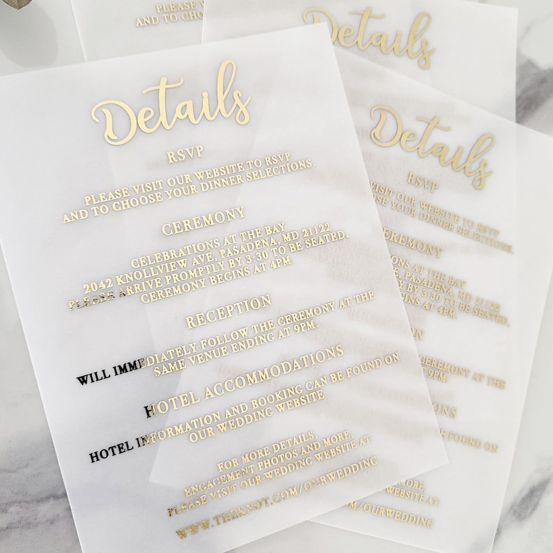 Op de afbeelding: Gouden folie huwelijksdetailkaart met witte achtergrond. De kaart bevat informatie over de ceremonie, receptie en hotelaccommodatie. De tekst luidt "Details", "RSVP", "Ceremonie", "Receptie", "Hotelaccommodatie" en "Bezoek onze website om u aan te melden en uw dinerkeuzes te maken."
