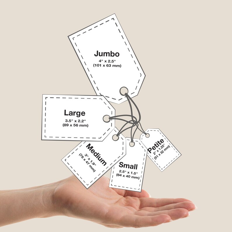 Pu&ograve; includere: Un set di cinque etichette rettangolari in carta bianca con angoli superiori arrotondati, ciascuna fissata con un cordino nero. Le etichette riportano le scritte Jumbo 101 x 63 mm, Large 89 x 56 mm, Medium 76 x 47 mm, Small 64 x 40 mm e Petite 51 x 32 mm.