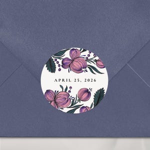 Pegatinas personalizadas para guardar la fecha de boda con diseño floral morado para sellos de sobres, tarjetas, galletas y etiquetas con nombre.