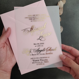 Zaproszenia na 15. urodziny Quinceanera z welinowym wzorem i złotą folią. Spersonalizowane zaproszenia na urodziny Quinceanera w stylu księżniczki.