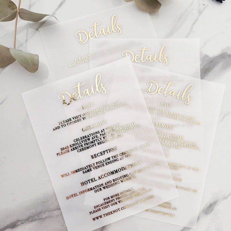 Op de afbeelding: Vier doorschijnende witte kaarten met gouden letters die "Details" lezen. De kaarten bevatten informatie over een huwelijksceremonie en een receptie, inclusief datum, tijd en locatie. RSVP-informatie is ook inbegrepen.