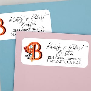 Etiquetas de dirección de devolución de monograma personalizadas, elegantes pegatinas de dirección de devolución familiar con flores naranjas llamativas y letra inicial, otoño, otoño