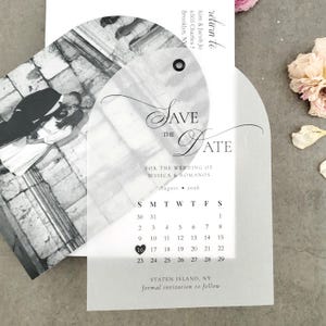 Bogenkalender Save the Date, Pergamin Save the Date in Bogenform mit Kalenderdatum, moderne elegante Hochzeit Save the Date Karten mit Umschlag