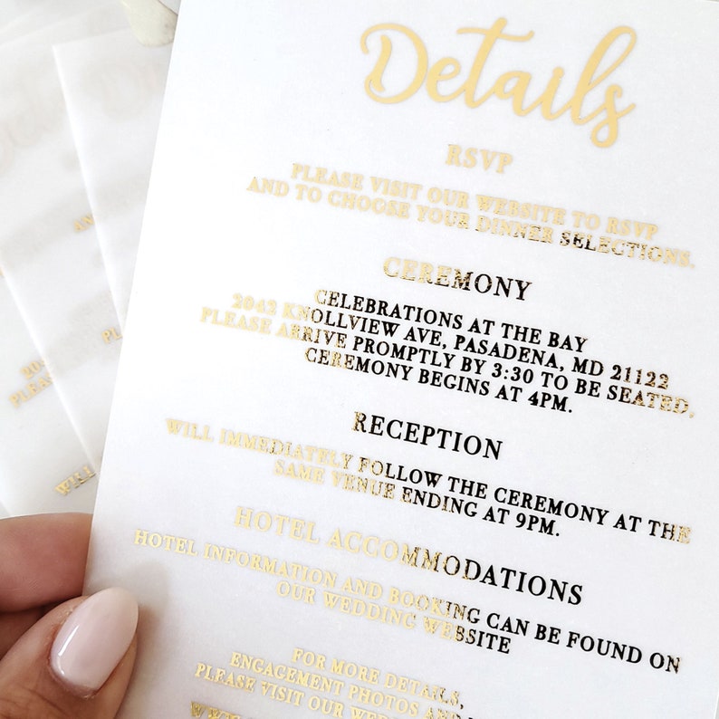 Op de afbeelding: Gouden bruiloftsuitnodigingskaart met een witte achtergrond. De kaart bevat informatie over de ceremonie, de receptie en de hotelaccommodatie. De tekst luidt: "Details", "RSVP", "Bezoek onze website om je aanwezigheid te bevestigen en je dinerkeuze te maken", "Ceremonie", "Vieringen aan de baai", "2043 Knollview Ave, Pasadena, MD 21122", "Wees er om 15:30 uur om plaats te nemen", "De ceremonie begint om 16:00 uur", "Receptie", "De receptie volgt direct na de ceremonie op dezelfde locatie en eindigt om 21:00 uur", "Hotelaccommodatie", "Informatie over het hotel en boekingen is te vinden op onze trouwwebsite", "Voor meer details en verlooffoto's, bezoek onze website."