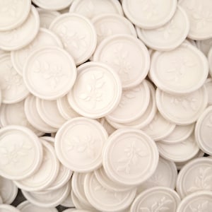 Sceaux de cire autocollants blanc cassé pour enveloppes, sceaux d'invitation de mariage, sceaux Save the Dates, sceaux d'enveloppes crémeux avec tampon botanique