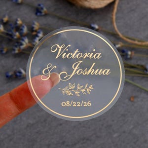 Etichette adesive trasparenti personalizzate per matrimoni, etichette personalizzate per bomboniere, sigilli rotondi per regali con data e foglie per un elegante confezionamento per eventi.