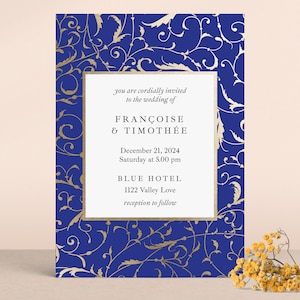 Le bleu royal et la feuille d'or ornent des invitations de mariage. 5 x 7 élégantes invitations personnalisées pour mariages avec RSVP et enveloppes
