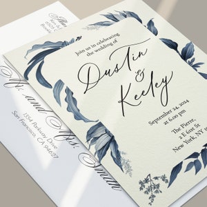 Donkerblauwe bladeren bloemen trouwkaarten in kalligrafiestijl, moderne trouwkaarten set met elegant ontwerp, RSVP-kaarten en enveloppen