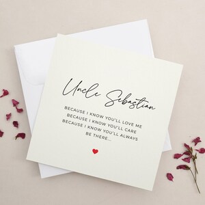 Pu&ograve; includere: Un biglietto bianco con testo nero che recita "Zio Sebastian" e una poesia sull'amore e la cura. Il biglietto ha un piccolo cuore rosso in fondo.