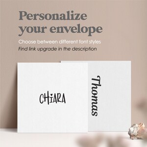 Puede incluir: Dos sobres blancos con nombres personalizados, "CHIARA" y "Thomas", escritos en diferentes estilos de fuente. El texto sugiere un servicio para personalizar sobres.