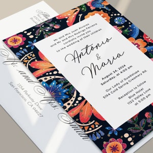 Faire-part de mariage espagnol avec de vrais pois dorés parsemés de fleurs bleu foncé et orange, mariage traditionnel mexicain, Amérique latine
