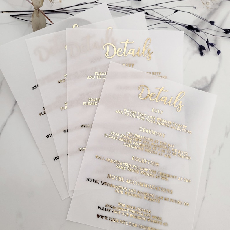Op de afbeelding: Gouden folie huwelijksdetailkaart met de tekst "Details" en RSVP-informatie. De kaart bevat de details van de ceremonie, receptie en hotelaccommodatie. De kaart is op een witte achtergrond.