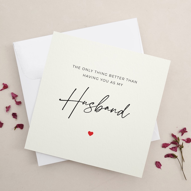 Puede incluir: Una tarjeta blanca con texto negro que dice "Lo &uacute;nico mejor que tenerte como mi esposo." Un peque&ntilde;o coraz&oacute;n rojo est&aacute; debajo del texto.