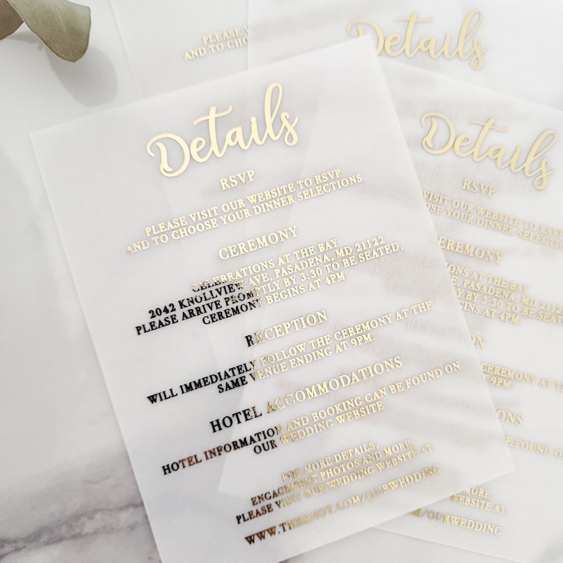 Op de afbeelding: Gouden folie detailkaart met een witte achtergrond. De kaart bevat de tekst "Details" en informatie over een aanstaande huwelijksceremonie en receptie. De tekst bevat de datum, tijd en locatie van de evenementen. De kaart bevat ook informatie over hotel accommodaties en een website voor meer details.