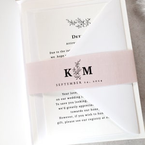 Elegante set di invito a nozze con monogramma con carte RSVP, dettagli, carta con codice QR e buste, giacca in pergamena e fasce per la pancia