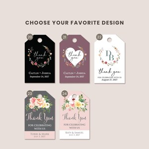 Pu&ograve; includere: Cinque etichette regalo rettangolari con angoli superiori arrotondati e fori. I design includono ghirlande floreali, forme a cuore e bouquet con testo, nomi e date. I colori includono nero, malva, bianco, grigio e rosa chiaro.