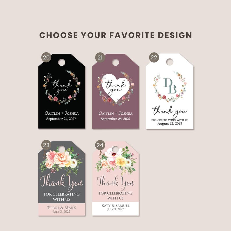 Pu&ograve; includere: Cinque etichette regalo rettangolari con angoli superiori arrotondati e fori. I design includono ghirlande floreali, forme a cuore e bouquet con testo, nomi e date. I colori includono nero, malva, bianco, grigio e rosa chiaro.