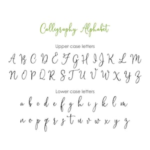 Puede incluir: Un fondo blanco muestra un alfabeto de caligraf&iacute;a en may&uacute;sculas y min&uacute;sculas. El texto "Calligraphy Alphabet" est&aacute; en verde en la parte superior. Las letras may&uacute;sculas est&aacute;n en dos filas, seguidas de las min&uacute;sculas en dos filas.