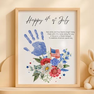 Può includere: Una stampa incorniciata con un'impronta di mano blu, un bouquet di fiori rossi, bianchi e blu e una piccola bandiera americana. Il testo recita: Happy 4th of July. Red white, and blue blooms bright today. Made with little hands along the way.