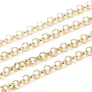 Könnte beinhalten: Nahaufnahme einer goldenen Kette mit mehreren Strängen. Die Kette besteht aus kleinen, runden Gliedern.