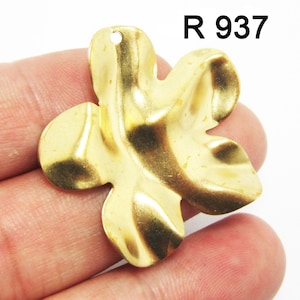 Brass Flower Pendant, Foral Earring Charm, 33.3mm, Necklace Pendant, Raw Brass Findings, Jewelry Making - R937