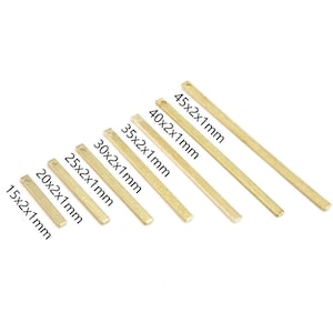 Op de afbeelding: Een assortiment van tien goudkleurige metalen staven in verschillende lengtes. De staven zijn gerangschikt op grootte, met de kleinste staaf onderaan en de grootste staaf bovenaan. De staven zijn gelabeld met hun afmetingen in millimeters, zoals 15x2x1mm, 20x2x1mm, 25x2x1mm, 30x2x1mm, 35x2x1mm, 40x2x1mm en 45x2x1mm.