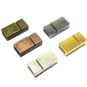 Peut inclure: Quatre fermoirs magnétiques dans différentes finitions : laiton antique, cuivre, or et argent. Chaque fermoir est composé de deux pièces rectangulaires qui se connectent magnétiquement.