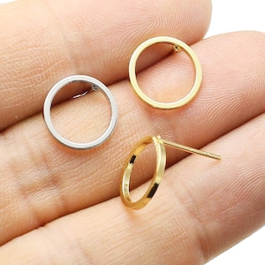 Op de afbeelding: Twee paar oorbelsluitingen, één paar is goud en het andere is zilver. De sluitingen zijn rond en hebben een pen om oorbellen aan te bevestigen.