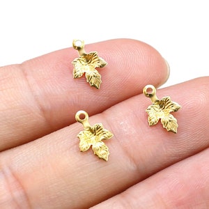 Encantos de pendientes de hoja pequeña, encanto de hoja de latón, 10,3x6,8 mm, hallazgos de pendientes, estampados de latón, fabricación de joyas - R2552