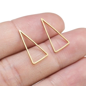 Peut inclure: Deux apprêts de boucles d'oreilles en forme de triangle dorés. Les apprêts de boucles d'oreilles sont en métal et ont une finition lisse.