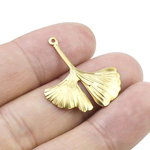Colgante de hoja de Gingko, encanto de hoja sólida, encantos de latón para la fabricación de joyas, hallazgos de pendientes, 29.3x25.8 mm - R2730