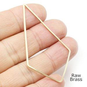 Op de afbeelding: Een geometrische, ruitvormige oorring van ruw messing.