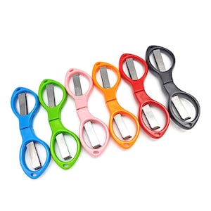 Può includere: Un set di sei piccoli tagliafili manuali con manici in plastica nei colori blu, verde, rosa, arancione, rosso e nero. Ogni utensile è dotato di un meccanismo a molla con due lame metalliche affilate per un taglio preciso dei fili.
