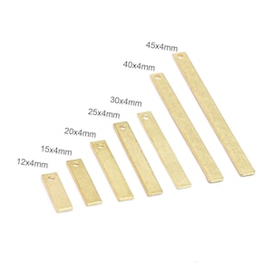 Puede incluir: Un conjunto de diez colgantes de barra de metal de color dorado en varios tamaños, que van desde 12 mm hasta 45 mm de longitud. Cada barra tiene un pequeño agujero en la parte superior para sujetarlo a joyas.