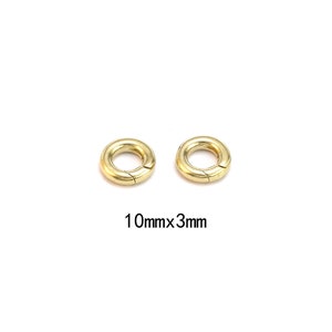 Pode incluir: Duas fivelas circulares douradas com abertura articulada. As fivelas t&ecirc;m 10 mm de di&acirc;metro e 3 mm de espessura. As fivelas est&atilde;o em um fundo branco. Provavelmente s&atilde;o usadas para fazer joias ou outros artesanatos.