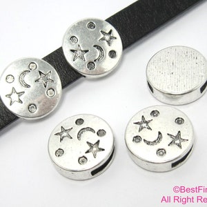 Puede incluir: Cinco cuentas de metal plateadas con un diseño de luna y estrellas. Las cuentas tienen un agujero en el centro para enhebrarlas en una pulsera o collar.
