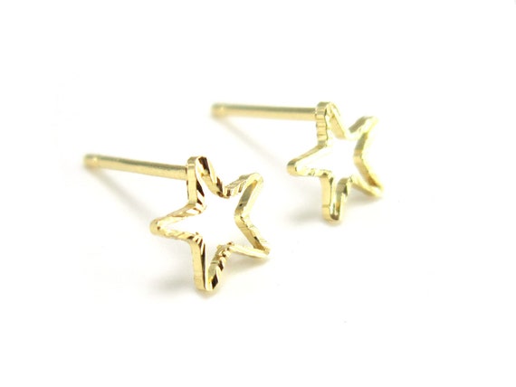 【韓国 NUMBERING】#7117 Logo Engraved Star Earrings Earrings - NUMBERING