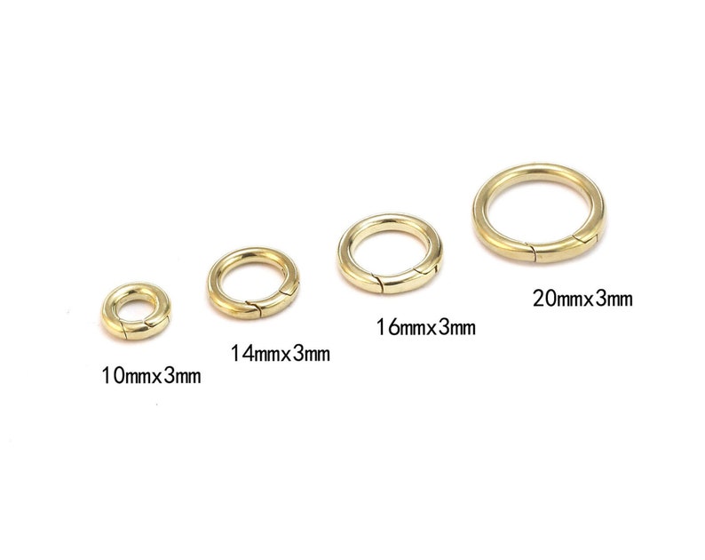 Pode incluir: Quatro fechos de mola redondos dourados de tamanhos variados s&atilde;o exibidos em um fundo branco. Os fechos medem 10 mm x 3 mm, 14 mm x 3 mm, 16 mm x 3 mm e 20 mm x 3 mm. Cada fecho tem uma abertura articulada.